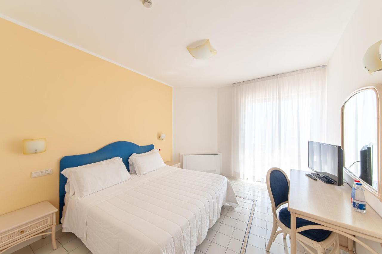 Hotel Club Due Torri Maiori Esterno foto